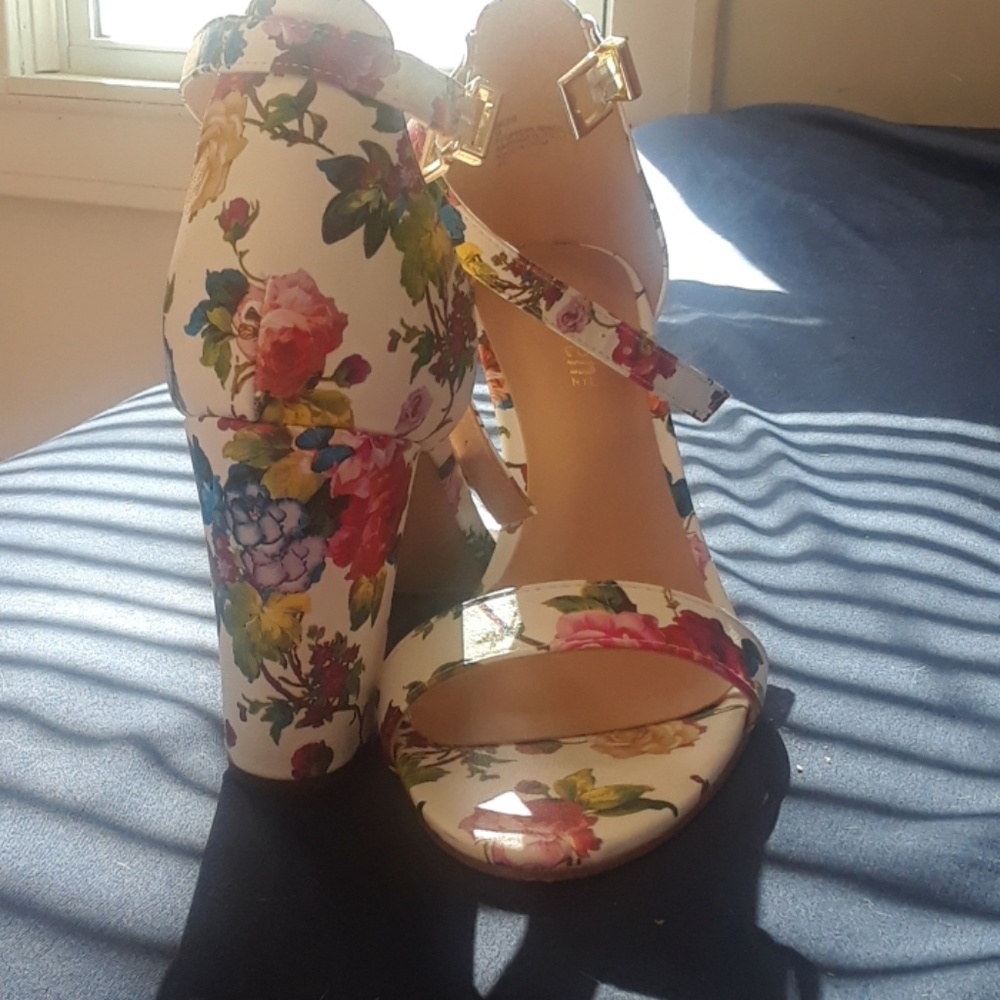 Shoes - Picture 4 of 5